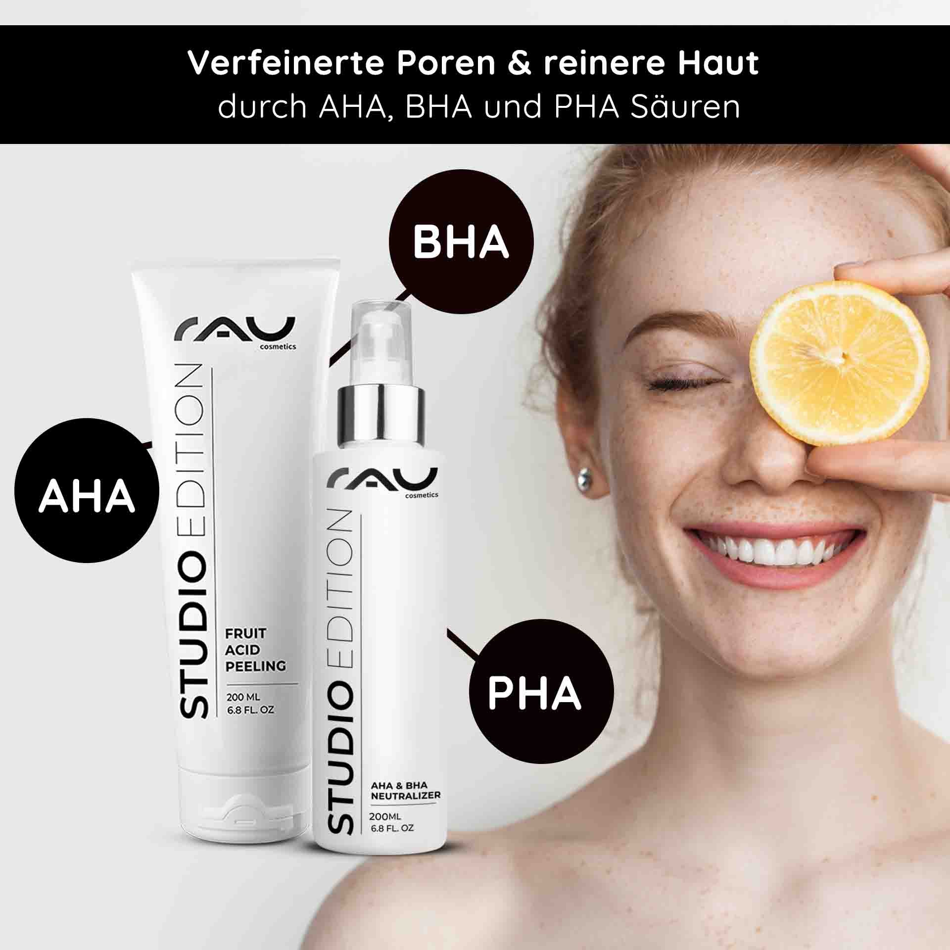 Mujer con sonrisa alegre, sostiene un limón frente a su rostro, presenta productos de RAU Cosmetics: exfoliante de ácidos frutales y neutralizador de AHA y BHA, resalta los beneficios de AHA, BHA y PHA para poros refinados y piel pura.