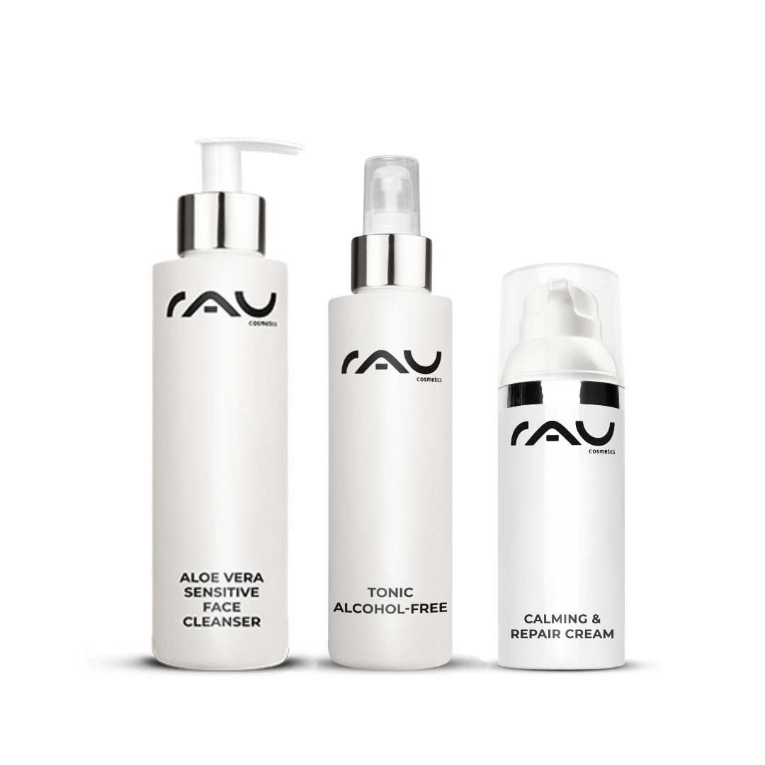 Rutina de cuidados básicos para pieles sensibles Drei Pflegeprodukte von RAU Cosmetics für sensible Haut: Aloe Vera Sensitive Face Cleanser, alkoholfreies Tonic und Calming & Repair Cream, in eleganten weißen Flaschen mit klaren Beschriftungen.