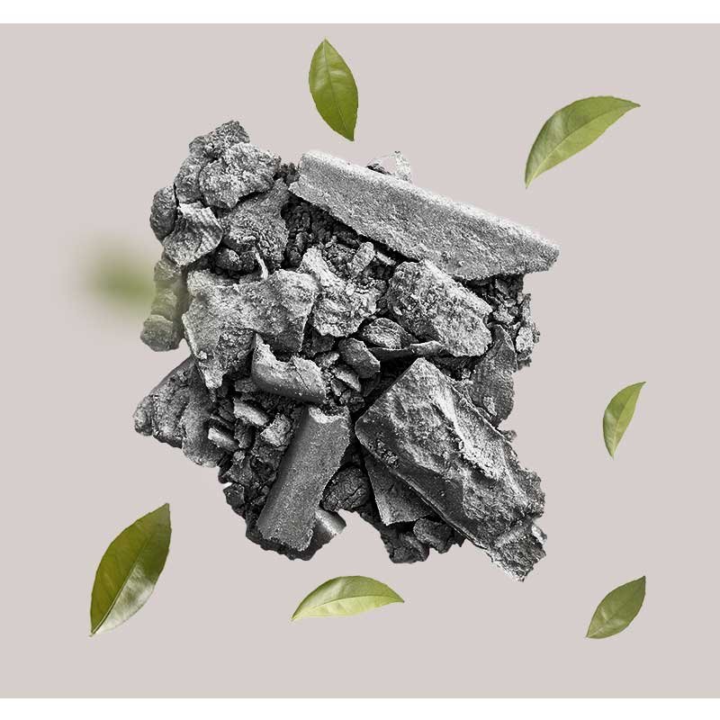 Mikrosilber und grüne Blätter auf grauem Hintergrund, symbolisierend die pflegenden Inhaltsstoffe des RAU Silver Facial Washgels zur Hautreinigung und -pflege.