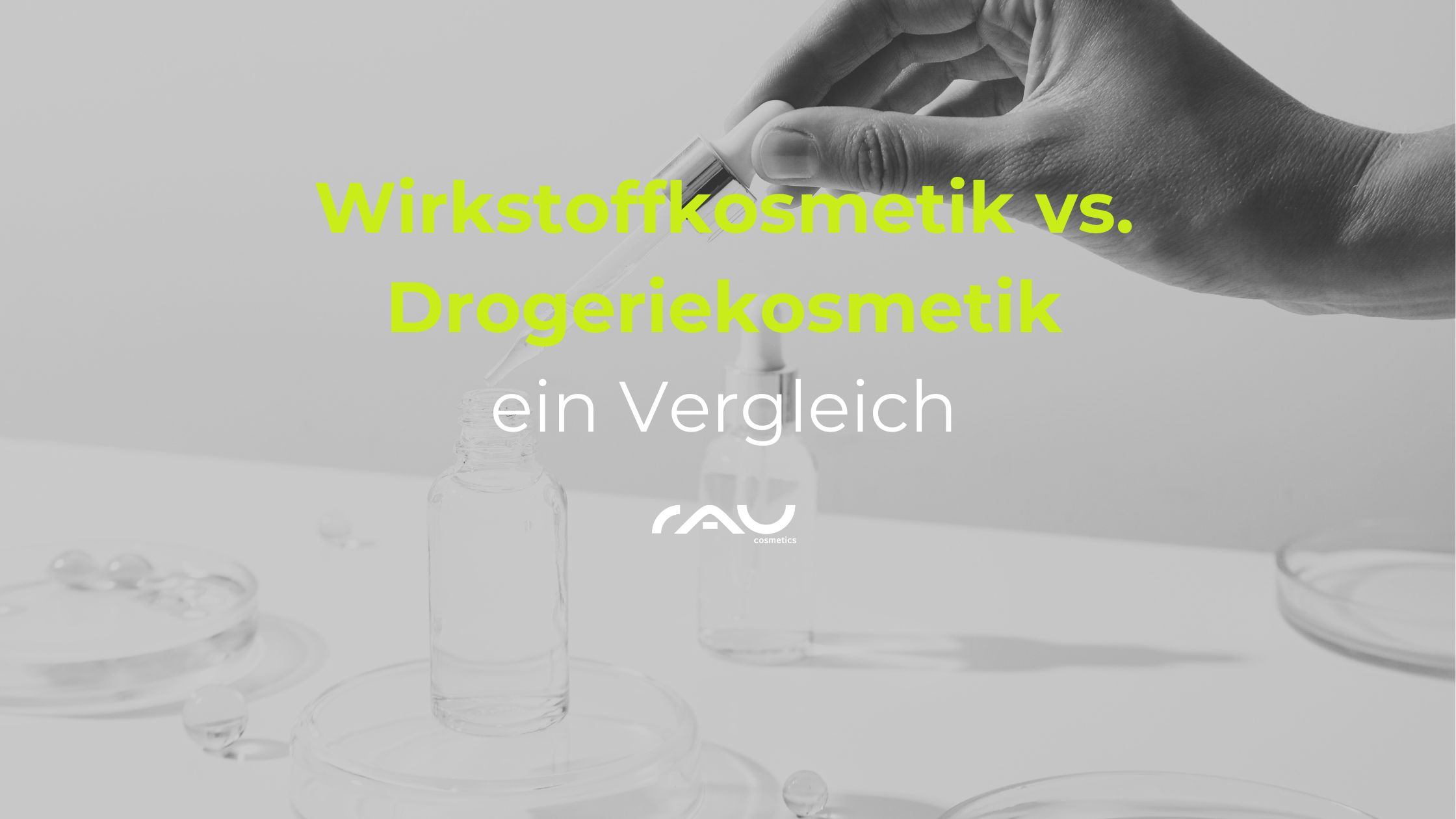 Wirkstoffkosmetik vs. Drogeriekosmetik Wirkstoffkosmetik vs. Drogeriekosmetik, Vergleich von Hautpflegeprodukten, Pipette und Flasche mit transparentem Serum, RAU Cosmetics.