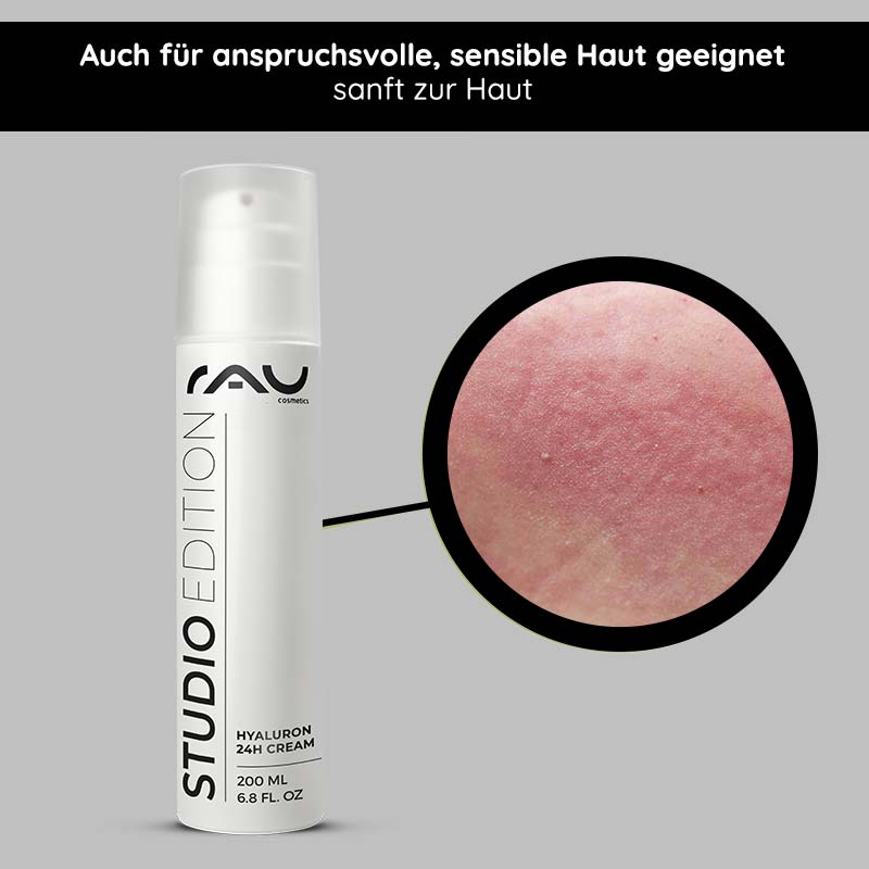 Hyaluron 24h Cream 200 ml with shea butter & avocado oil Flasche der Hyaluron 24h-Creme von RAU Cosmetics mit Etikett, geeignet für empfindliche Haut, neben einer Nahaufnahme der hydratisierten Hautstruktur, die die feuchtigkeitsspendende Wirkung hervorhebt.