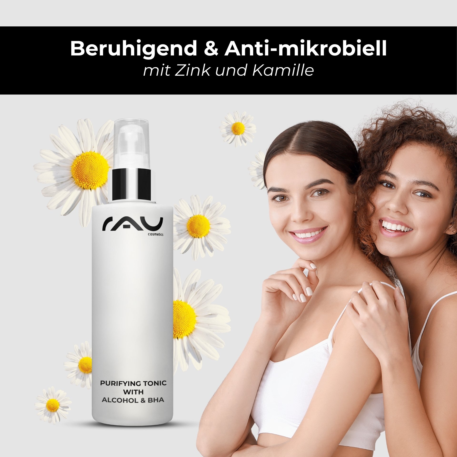Una mujer presenta el frasco de Purifying Tonic para un cutis limpio.