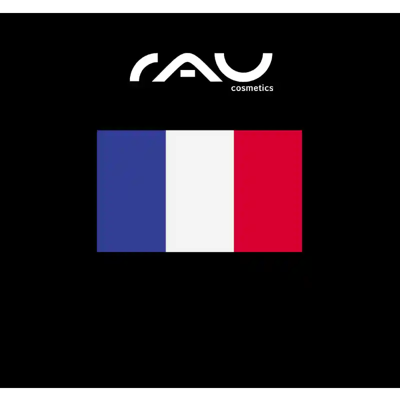 RAU_Cosmetics-Frankreich Das Logo von RAU Cosmetics über der französischen Flagge repräsentiert die Präsenz der Marke in Frankreich und ihr internationales Angebot.