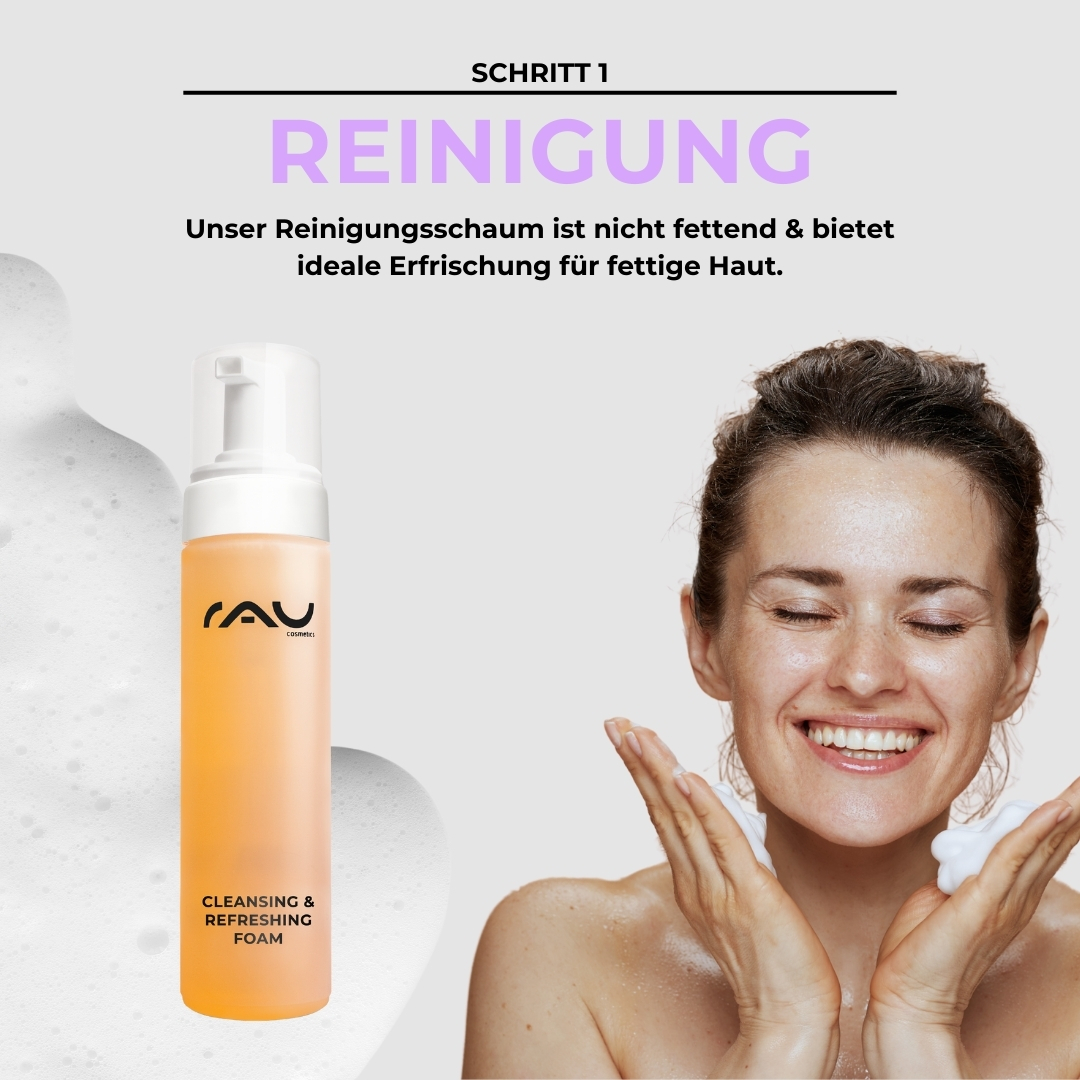 Rutina de cuidados avanzados para pieles grasas Reinigungsschaumflasche mit der Aufschrift „Cleansing & Refreshing Foam“ von RAU Cosmetics, lächelnde Frau, die Schaum auf ihr Gesicht aufträgt und dabei die Hautpflegeroutine für fettige Haut betont.