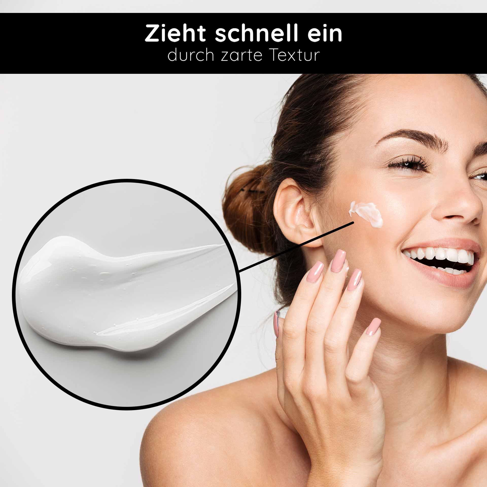 Beyond Crema Hidratante 24h 50 ml Cosmética Natural Crema Frau mit strahlendem Lächeln, die zarte Textur der RAU Cosmetics Beyond Moisturizing Cream auf ihre Wange aufträgt, mit einem Blick auf die Creme in einer Nahaufnahme.