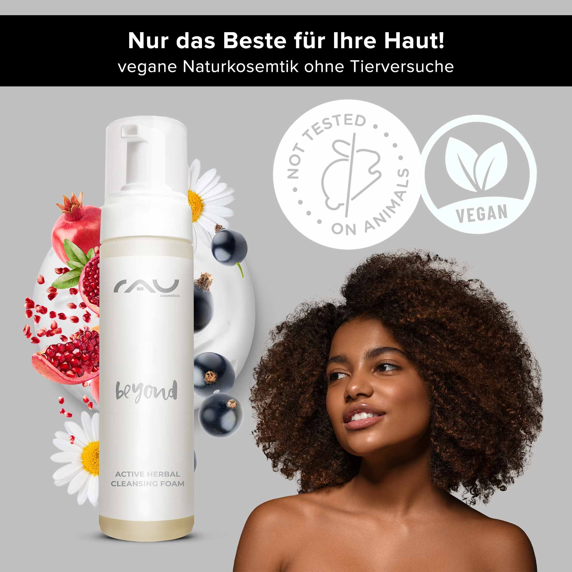 RAU Cosmetics Beyond Active Herbal Cleansing Foam mit natürlichen Inhaltsstoffen, mit einer lächelnden Frau mit lockigem Haar, umgeben von botanischen Elementen wie Granatapfel, Kamille und schwarzer Johannisbeere, die die veganen und tierversuchsfreien E