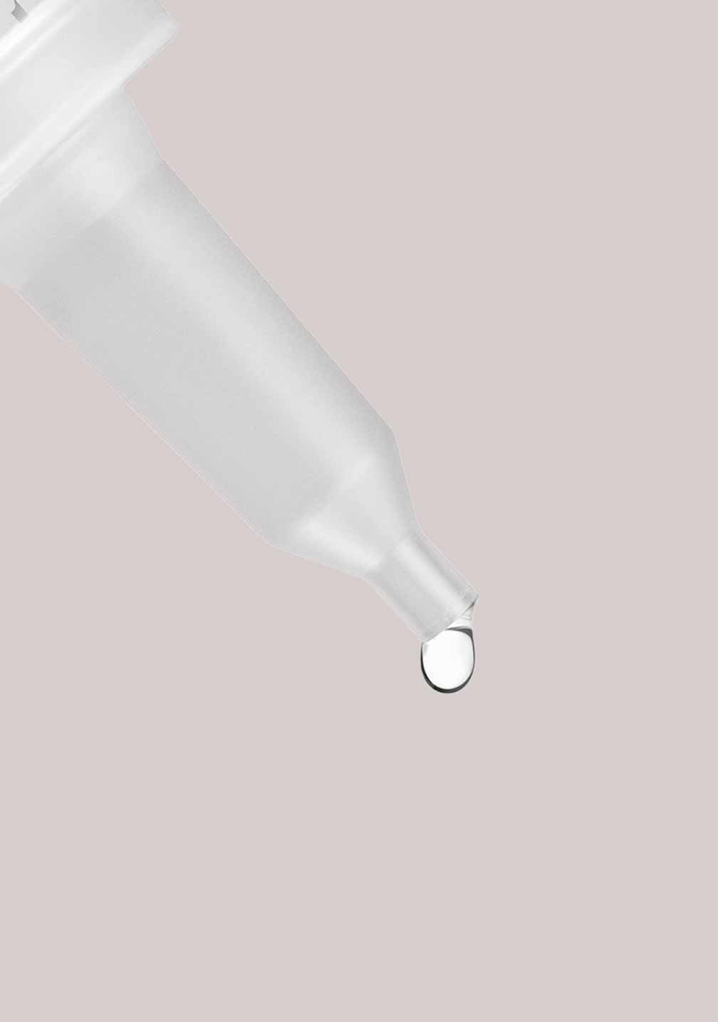 Spitze einer Spritze mit Tropfen, fokussiert für RAU Cosmetics Ampullenapplikator.