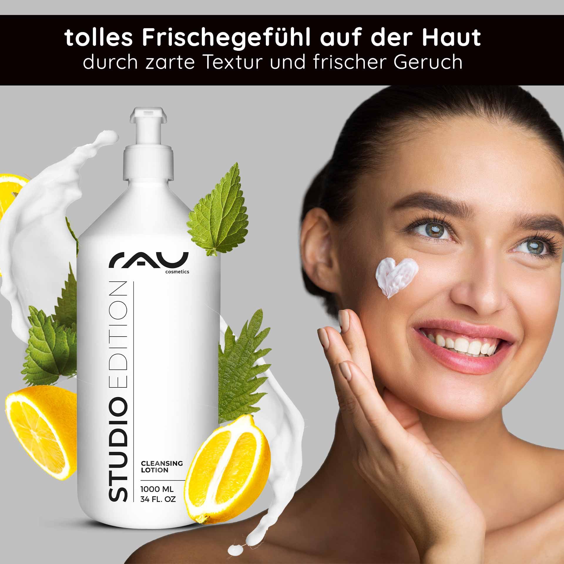 Flasche Reinigungslotion von RAU Cosmetics mit frischen Zitronen- und Brennnesselblättern, Frau trägt Lotion auf ihr Gesicht auf, sorgt für sanfte Hautpflege und ein erfrischendes Gefühl.
