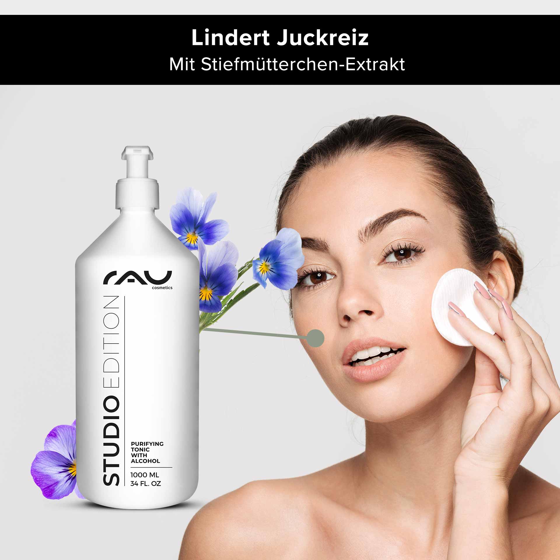 Tónico purificante con alcohol 1000 ml contra las impurezas de la piel Reinigendes Tonikum mit Alkohol in einer 1000-ml-Flasche, Modell trägt Tonikum auf das Gesicht auf, mit Veilchen, beruhigende Eigenschaften für juckende Haut.
