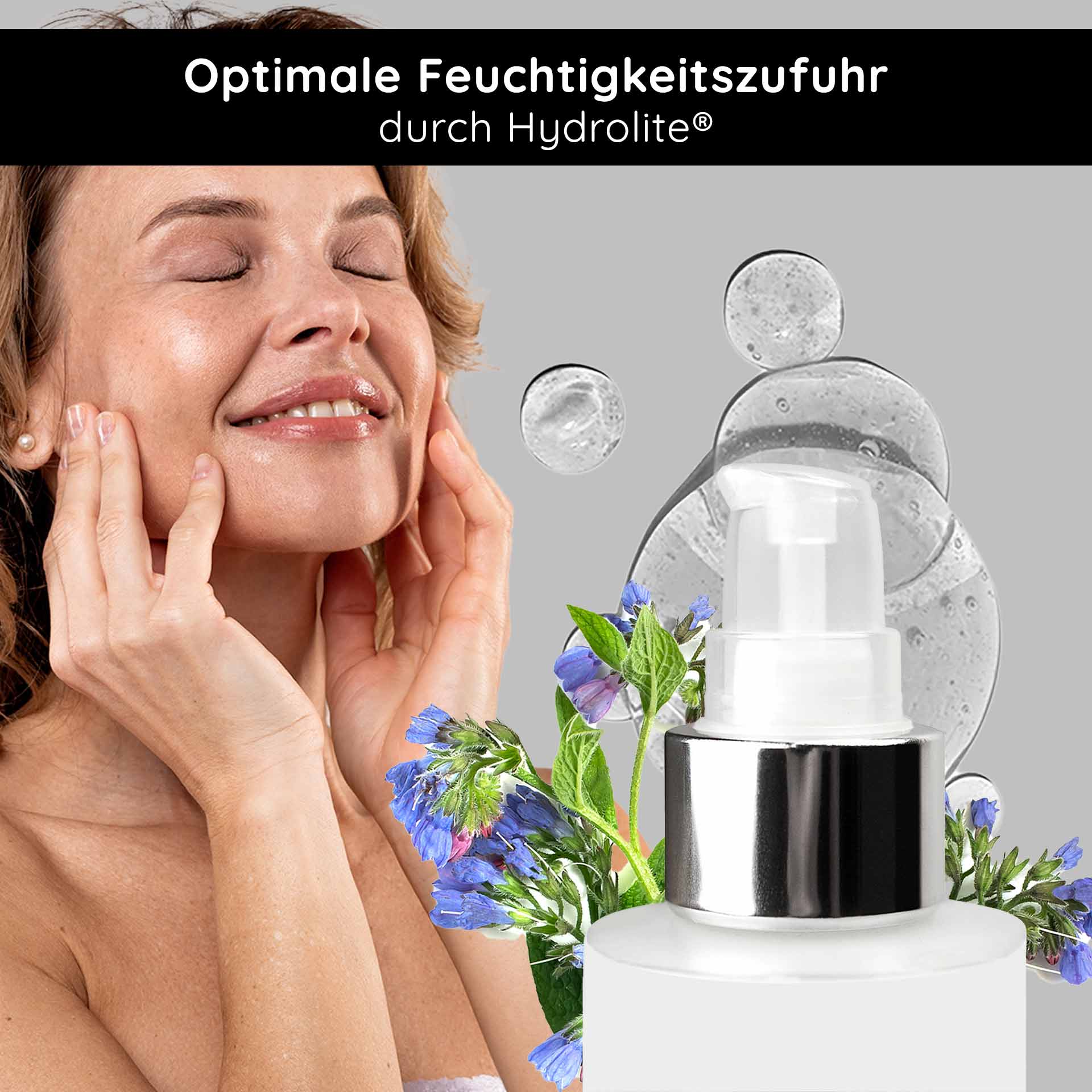 RAU Cosmetics Hyaluronic Plump & Glow Serum 100 ml Frau mit geschlossenen Augen und lächelndem Gesicht, die sanft ihr Gesicht berührt; im Hintergrund Hyaluronsäure-Serum und Pflanzen, betont optimale Feuchtigkeitszufuhr durch Hydrolyte.