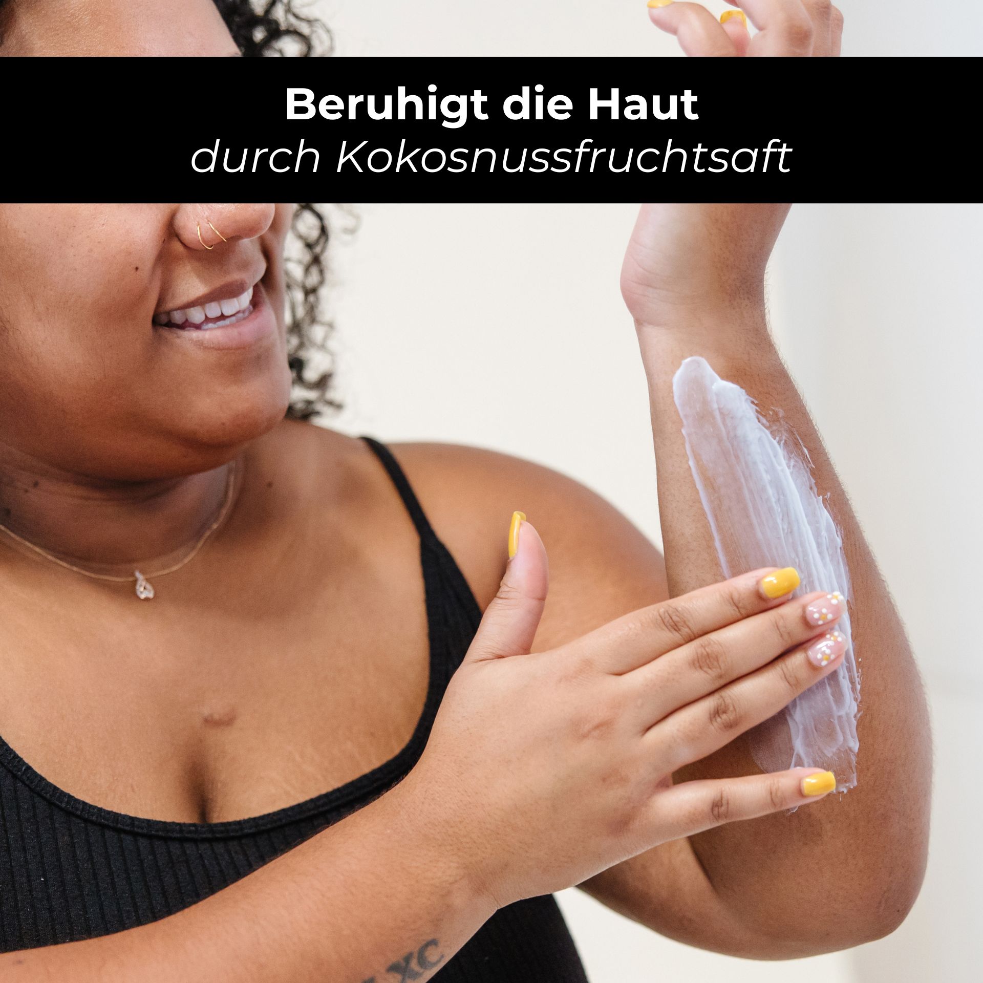 RAU Eternal Moist Body Lotion 500 ml - Intensive moisture for soft skin Frau mit lockigem Haar trägt RAU Eternal Moist Body Lotion auf ihren Arm auf, betont die beruhigende Wirkung durch Kokosnussfruchtsaft.