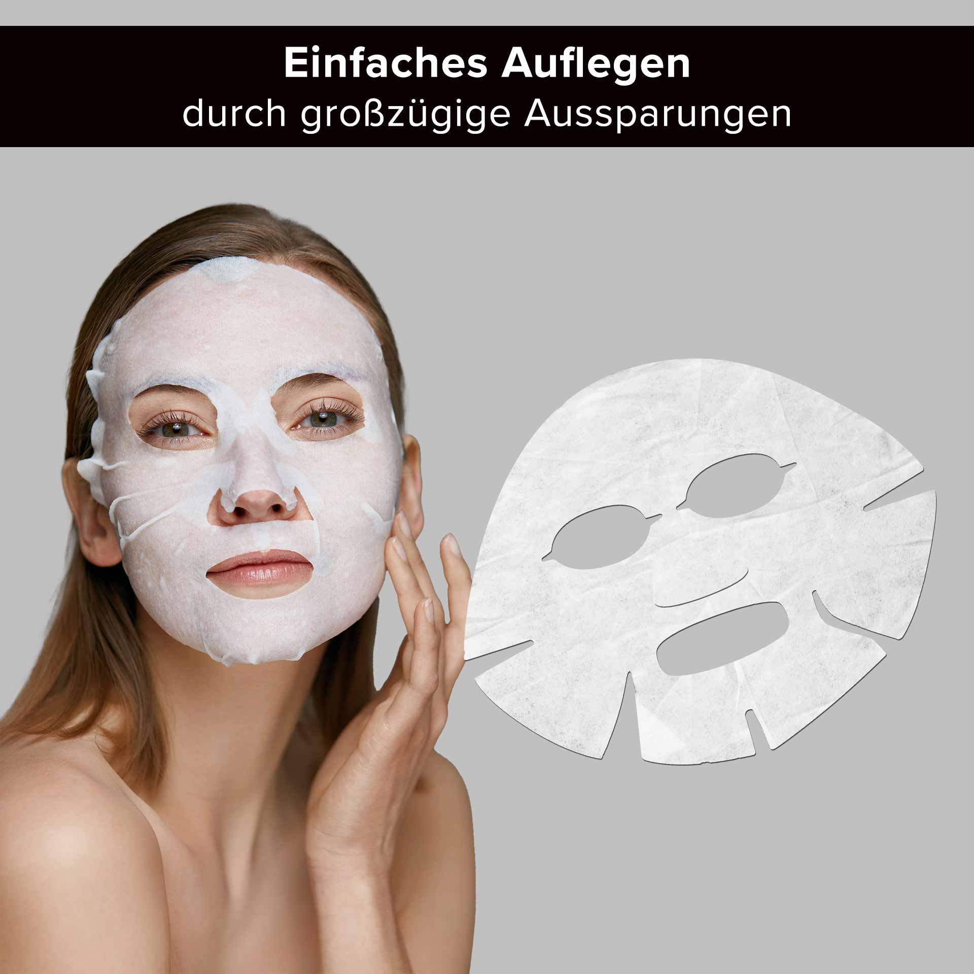 Collagen & Hyaluronic Acid Mask Fleece Mask with Panthenol Frau mit Gesichtsmaske aus Vlies, die die Collagen- und Hyaluronsäure-Maske von RAU Cosmetics demonstriert, mit Text "Einfaches Auflegen durch großzügige Aussparungen".
