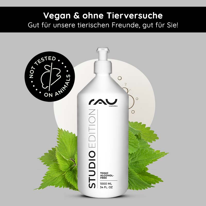 Tónico sin alcohol 1000 ml con extracto de ortiga RAU Cosmetics Tonic, alkoholfrei, 1000 ml Flasche, mit Brennnesselextrakt, vegan und tierversuchsfrei, mit Betonung auf sanfter Hautreinigung und pH-Balance, vor dem Hintergrund grüner Brennnesselblätter und einem kreisförmigen Designelement.