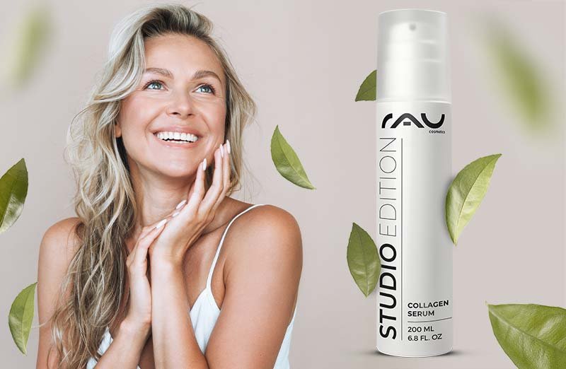 Frau mit strahlendem Lächeln und Flasche der Collagenserum "STUDIO EDITION" umgeben von Blättern. Skincare von RAU Cosmetics.