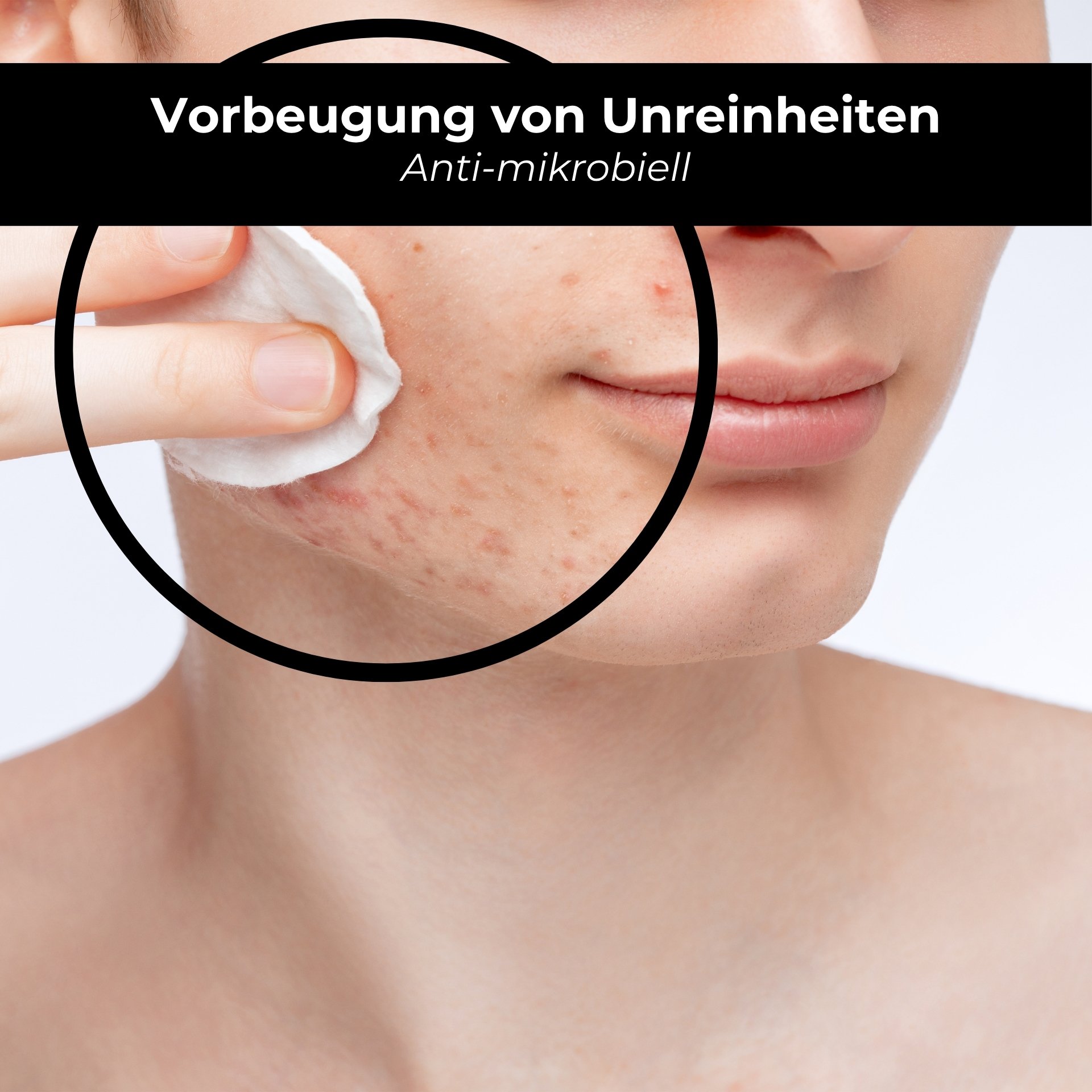 Mujer aplicando el Purifying Tonic con un algodón en el rostro y el cuello.