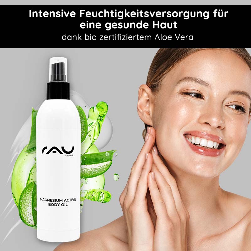 Lächelnde Frau mit RAU Magnesium Active Body Oil für Feuchtigkeitsversorgung und gesunde Haut vor grünem Hintergrund.