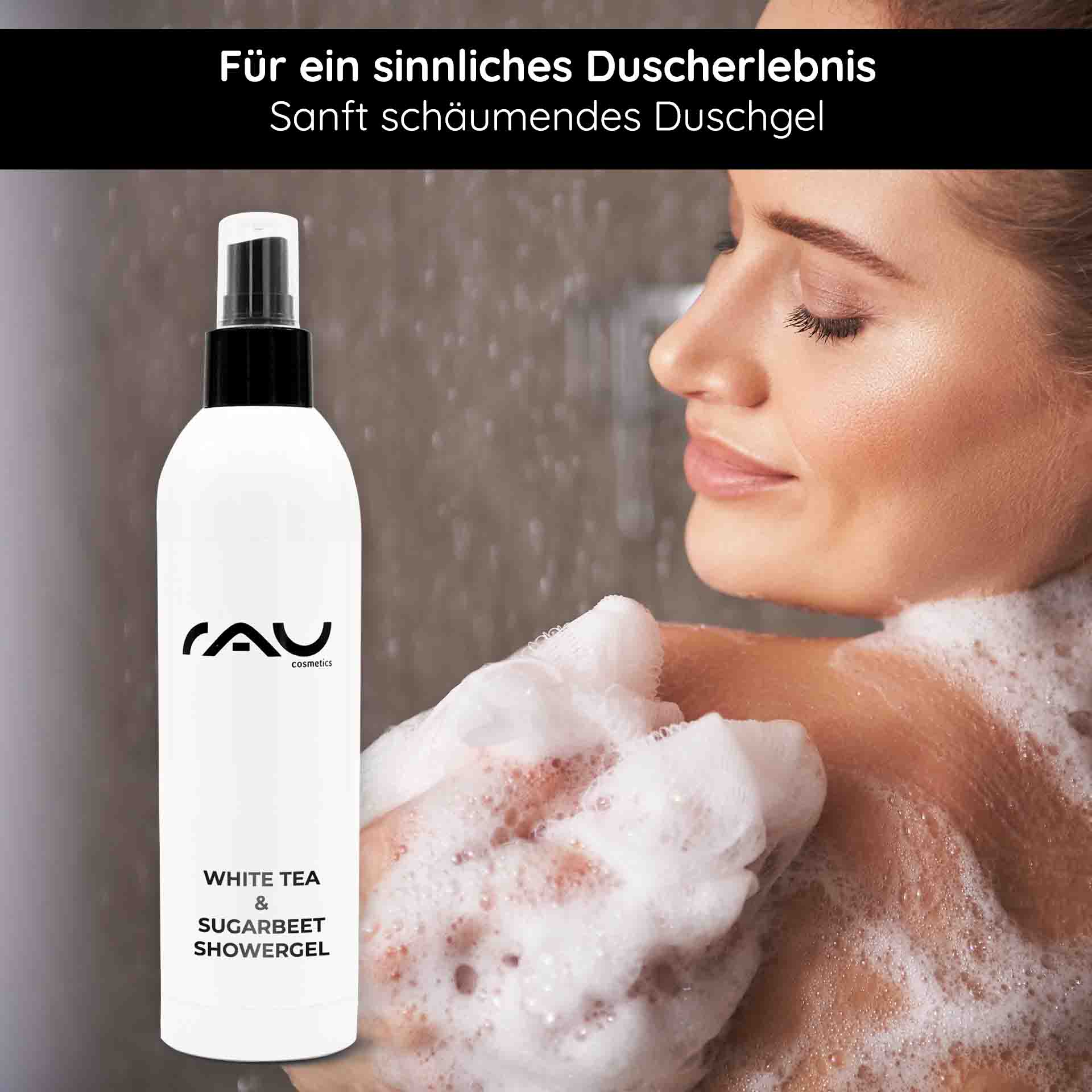 White Tea & Sugar Beet Shower Gel 500 ml shower gel Flasche mit RAU Cosmetics White Tea & Sugar Beet Showergel und schäumender Körperpflege, Frau mit schaumigem Duschhandschuh, frisches Duscherlebnis.