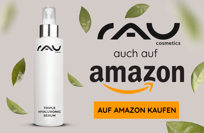 Flasche von RAU Triple Hyaluronic Serum mit Sprayverschluss und umgebenden Blättern, erhältlich auf Amazon.
