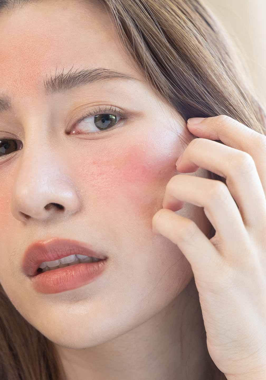 Junge Frau mit sanftem Make-up vor der RAU Cosmetics Beta Glucan Recovery Mask.