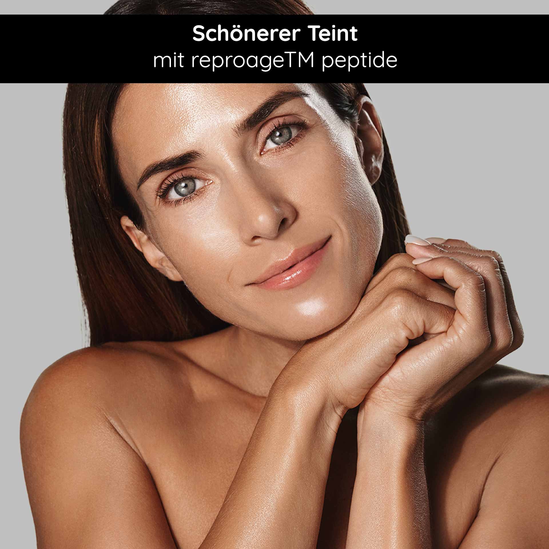 Frau mit strahlendem Teint und gepflegten Händen, Werbung für Caviar Lifting Serum mit Reproage™ Peptiden zur Hautverjüngung.