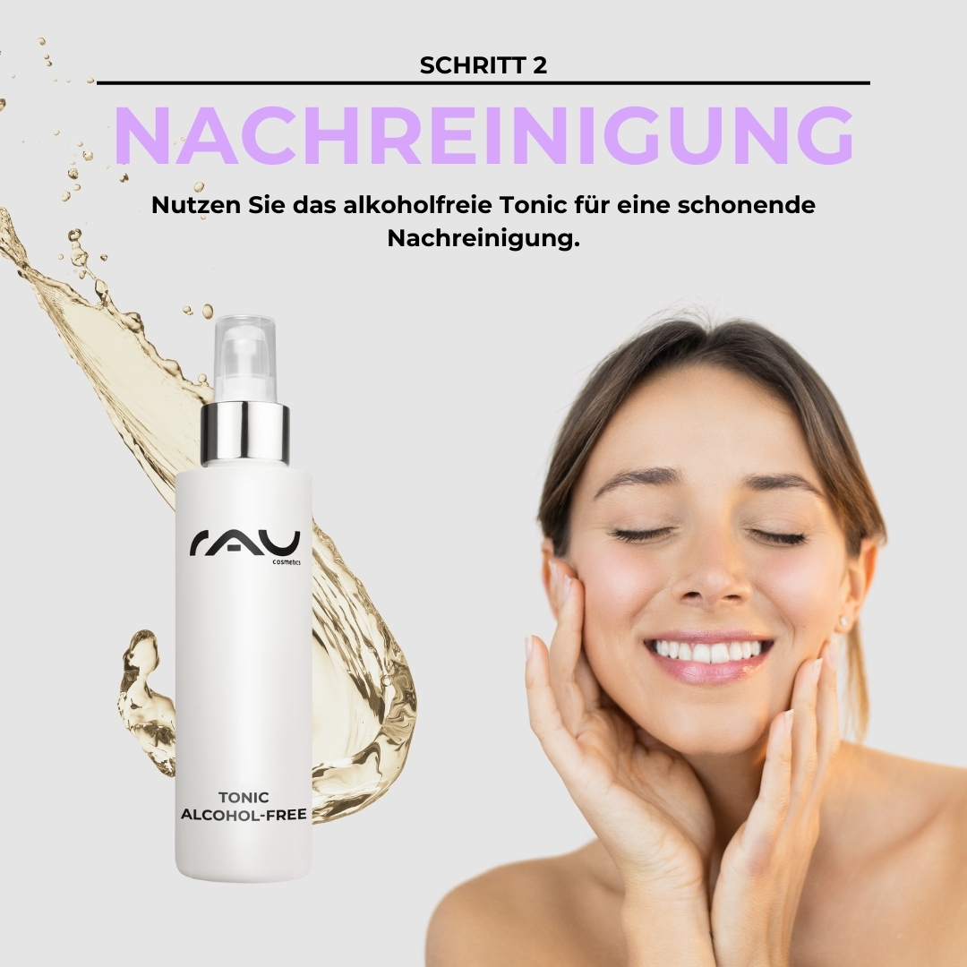 Rutina de cuidados básicos para pieles sensibles Alkoholfreies Tonic von RAU Cosmetics für sensible Haut, Frau mit lächelndem Gesicht und sanfter Berührung der Wangen, Schritt 2 der Basis Pflegeroutine.