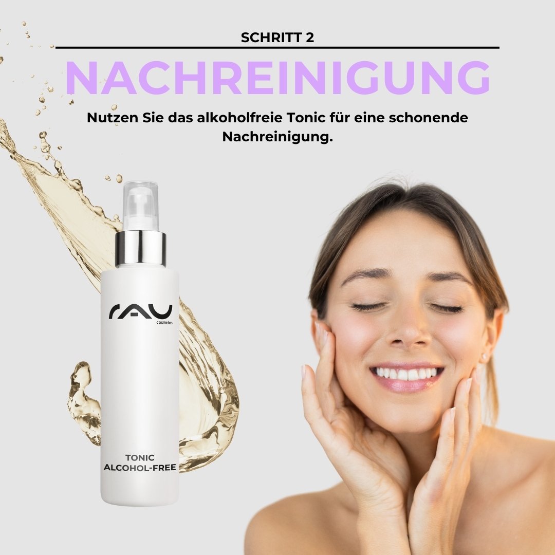 Alkoholfreies Tonic von RAU Cosmetics für sensible Haut, Frau mit lächelndem Gesicht und sanfter Berührung der Wangen, Schritt 2 der Basis Pflegeroutine.