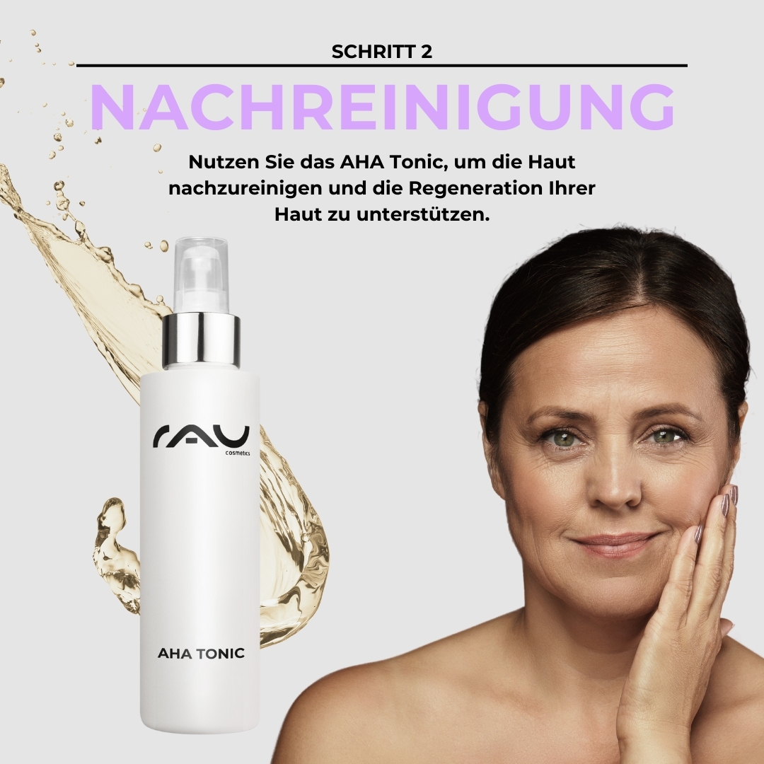Advanced care routine for mature skin AHA Tonic-Flasche von RAU Cosmetics mit einer Frau, die sanft ihr Gesicht berührt und dabei die Hautpflege für reife Haut betont, Schritt zwei der fortgeschrittenen Routine gegen Alterung.