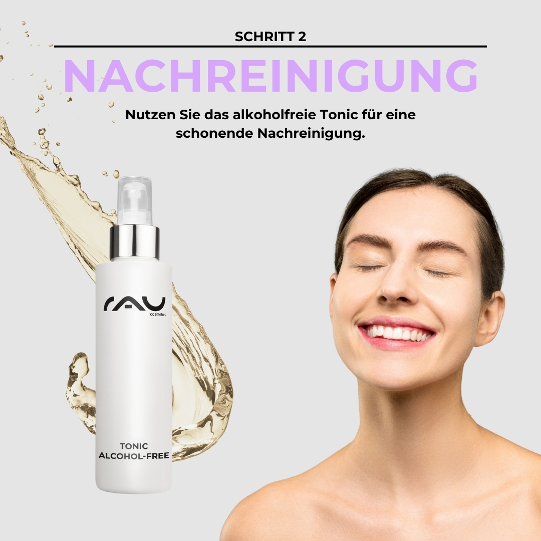 Professional care routine for impure dry skin Schritt 2: alkoholfreies Tonic von RAU Cosmetics für schonende Nachreinigung, lächelnde Frau mit geschlossenen Augen, sanfte Wasserbewegung im Hintergrund.