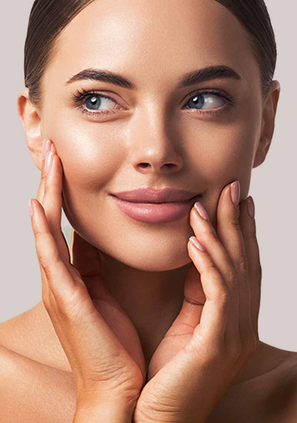 Frau mit strahlendem Lächeln und makelloser Haut, die die BB Cream Perfect Care von RAU Cosmetics präsentiert.