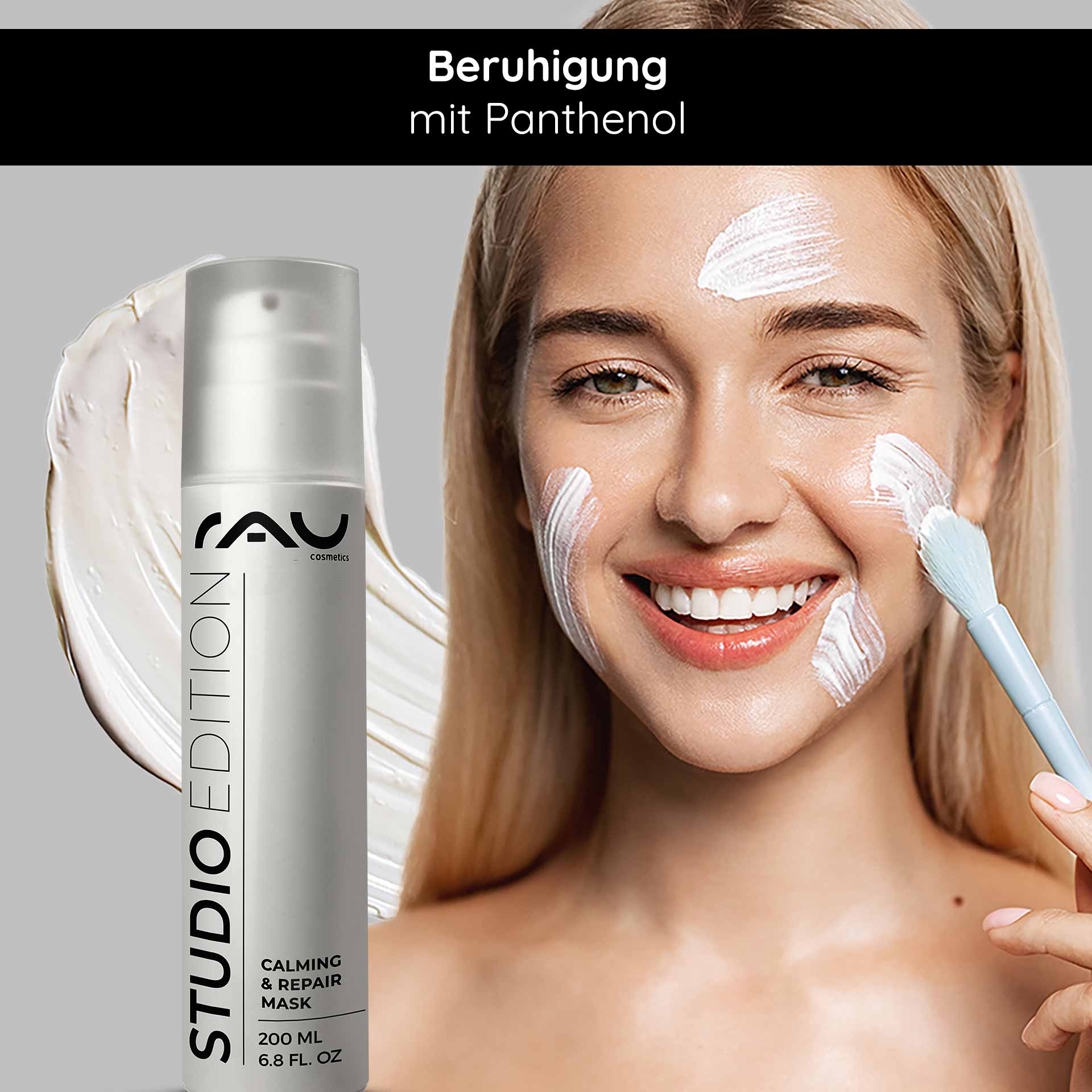 Frau mit lächelndem Gesicht, die die RAU Calming & Repair Mask aufträgt, umgeben von einer beruhigenden, feuchtigkeitsspendenden Creme, betont die Anwendung von Panthenol für empfindliche Haut.