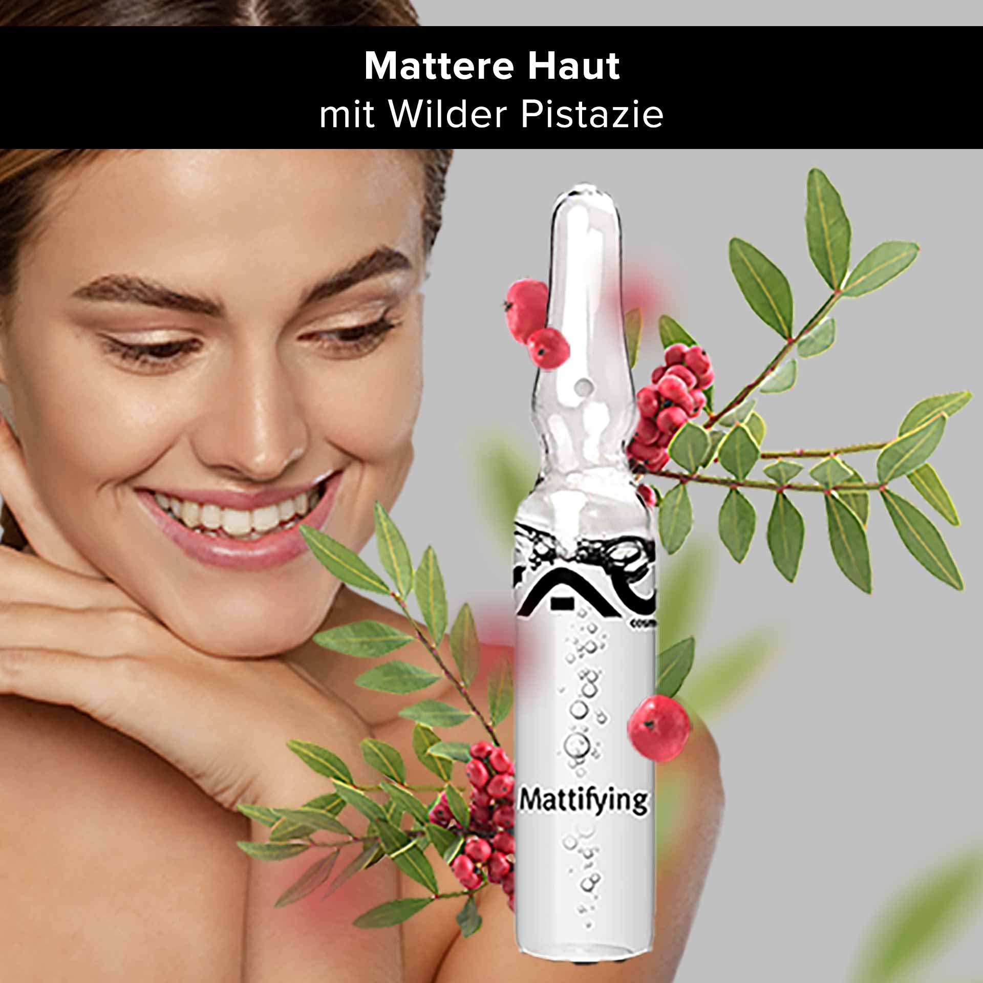 Mattierende Serumampulle von RAU Cosmetics mit wilder Pistazie, lächelnder Frau, Hautpflegevorteilen, botanischen Elementen.