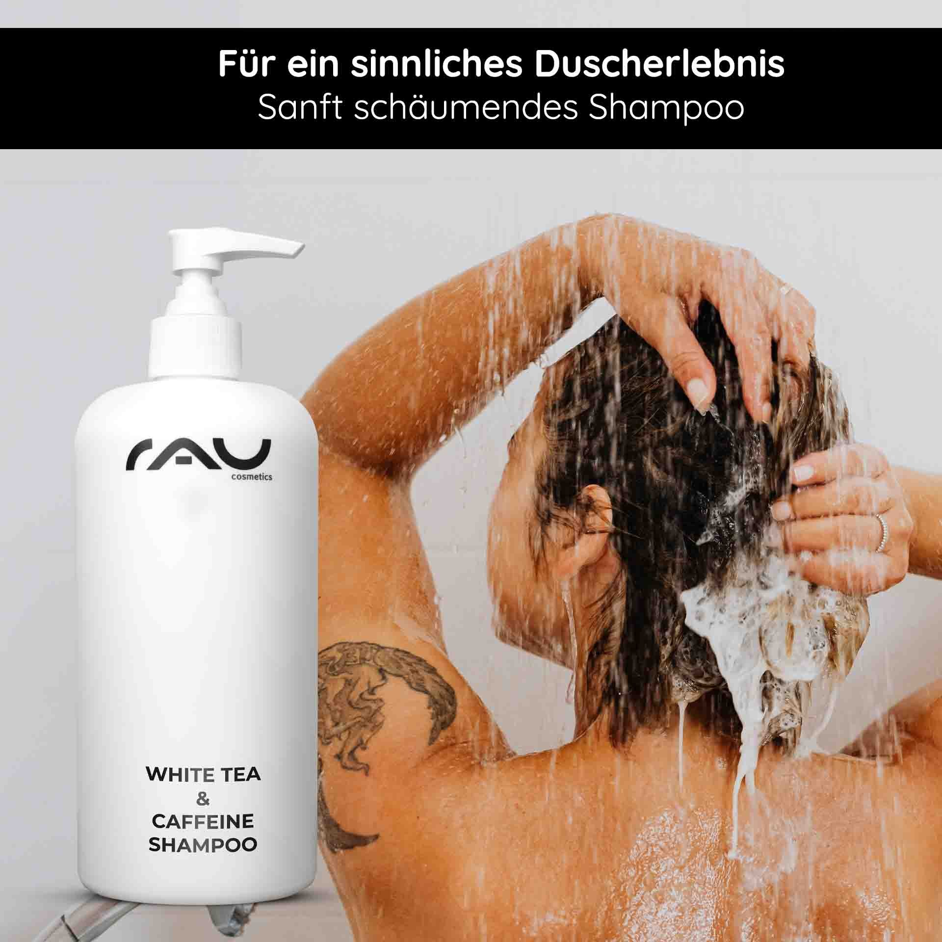 RAU Cosmetics White Tea & Caffeine Hair Shampoo – 500 ml Flasche mit Pumpverschluss, umgeben von weißen Blüten und grünen Blättern, die Frische und Pflege symbolisieren.