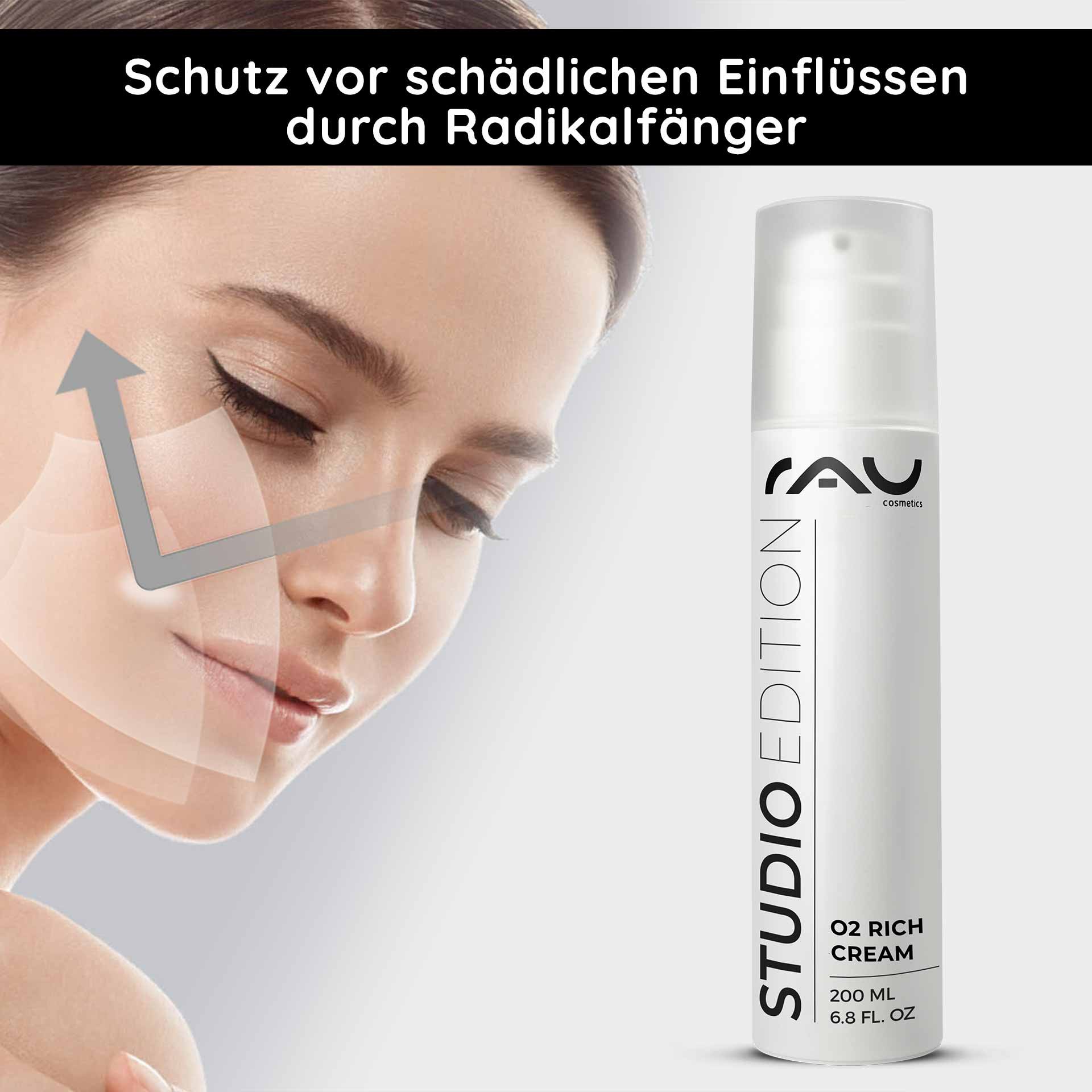 Frasco de RAU Cosmetics O2 Rich Cream con texto que resalta la protección contra influencias dañinas, modelo con piel suave y apariencia radiante.