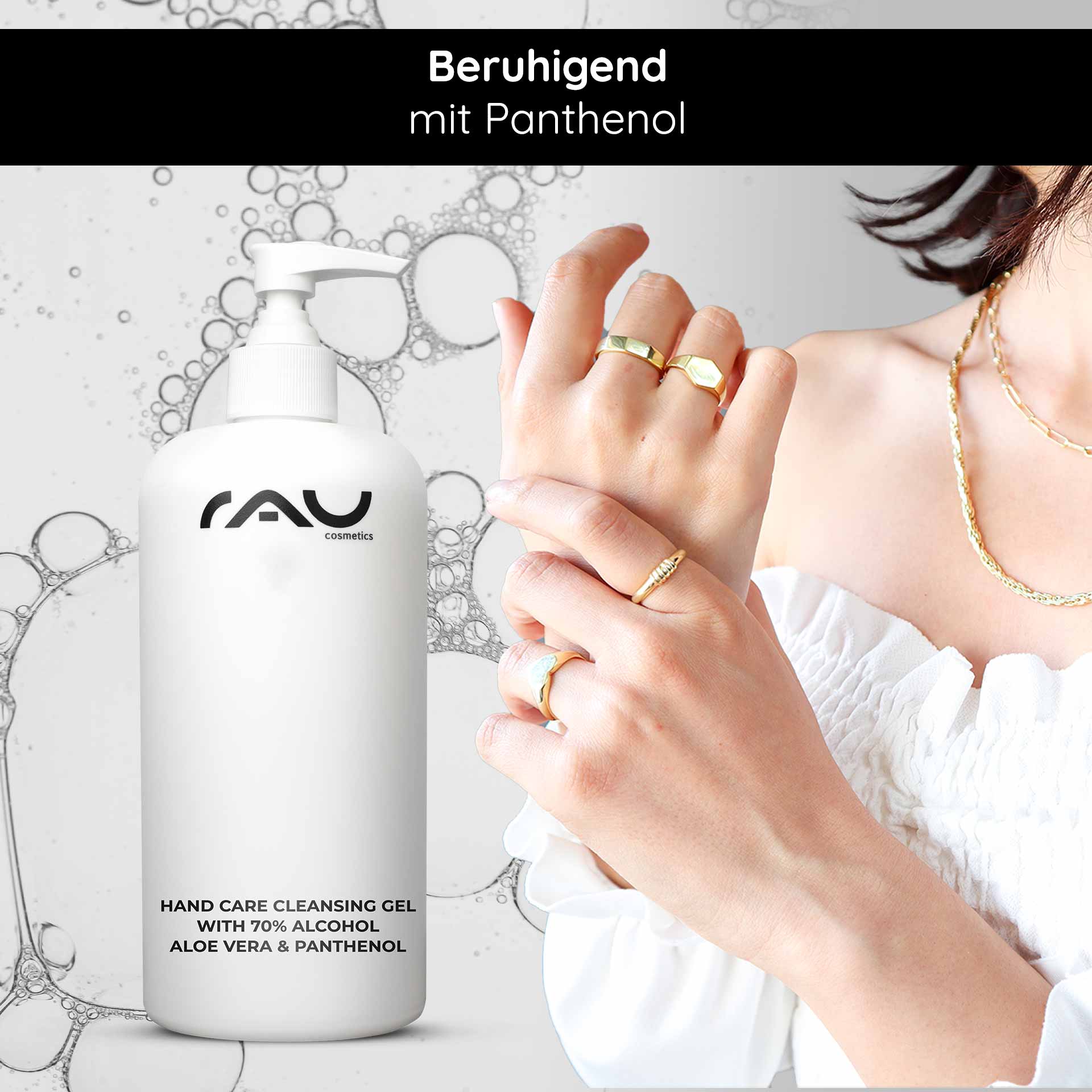Gel Limpiador de Manos 500 ml Desinfección y Cuidado Flasche des RAU Cosmetics Hand Care Reinigungsgels mit 70 % Alkohol, Aloe Vera und Panthenol, daneben eine mit Ringen geschmückte Frauenhand, die die Hautpflege und Desinfektion betont.