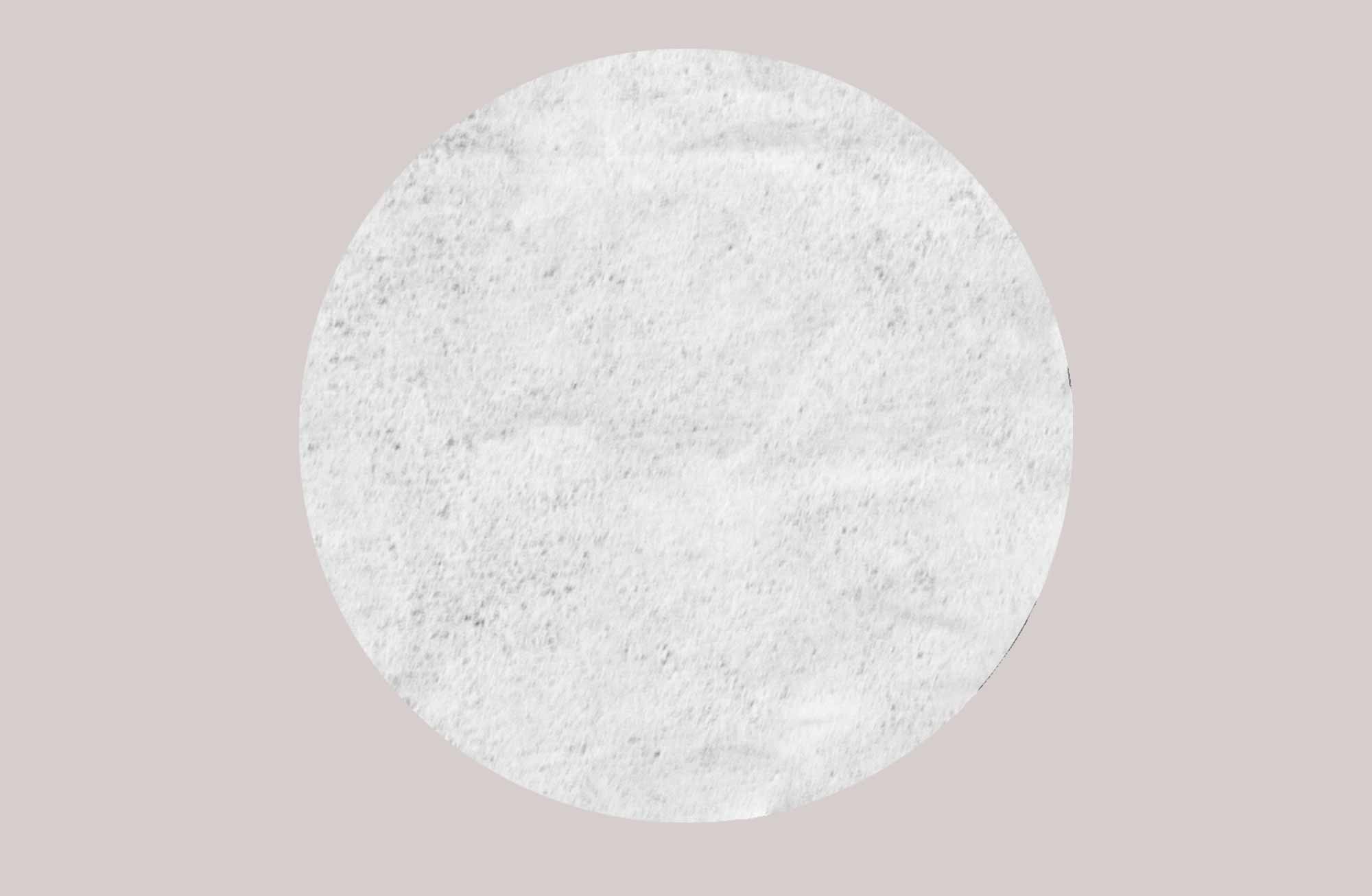 Rau Cosmetics Collagen & Hyaluronic Acid Maske auf hellem, neutralem Hintergrund mit rauer, grauer Textur.