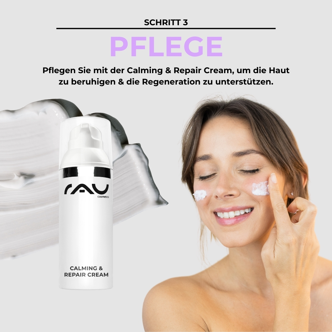 Rutina de cuidados básicos para pieles sensibles Frau mit lächelndem Gesicht, die die RAU Calming & Repair Cream auf ihre Wangen aufträgt, um sensible Haut zu beruhigen und zu regenerieren, Schritt 3 der Basis Pflegeroutine für sensible Haut.