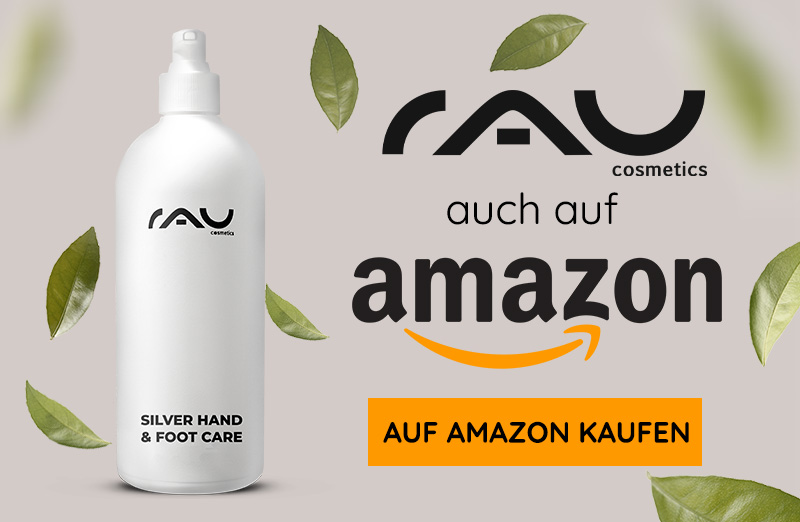 Silberne Hand- und Fußpflege von RAU Cosmetics in eleganter Flasche, umgeben von Blättern und Amazon-Hinweis.