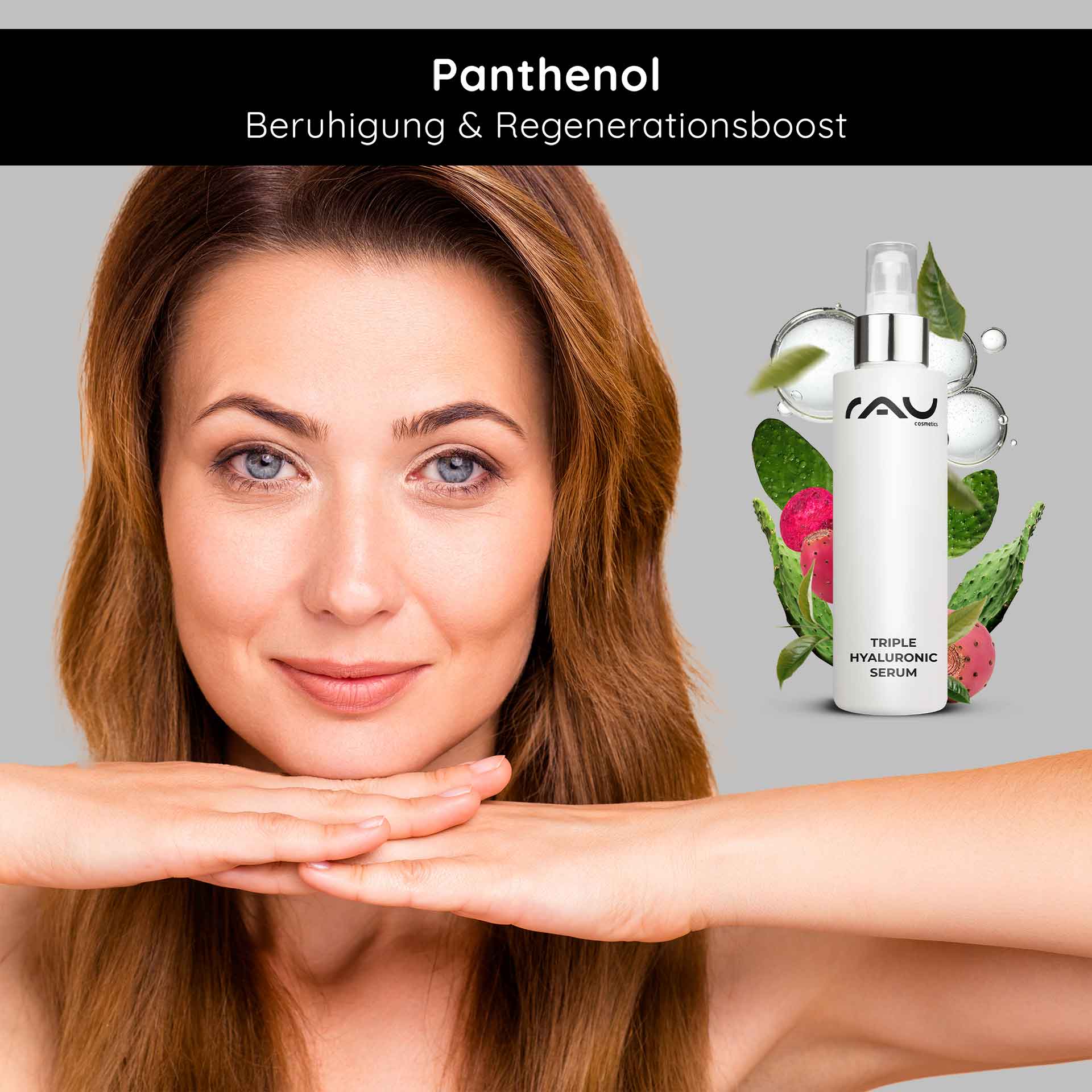 Triple Hyaluronic Serum 100 ml with Panthenol & Hyaluron Frau mit glattem Teint und lächelndem Gesicht, hält ihre Hände unter dem Kinn, neben RAU Triple Hyaluronic Serum in einer weißen Flasche, umgeben von Pflanzen, betont die beruhigenden und regenerierenden Eigenschaften von Panthenol.