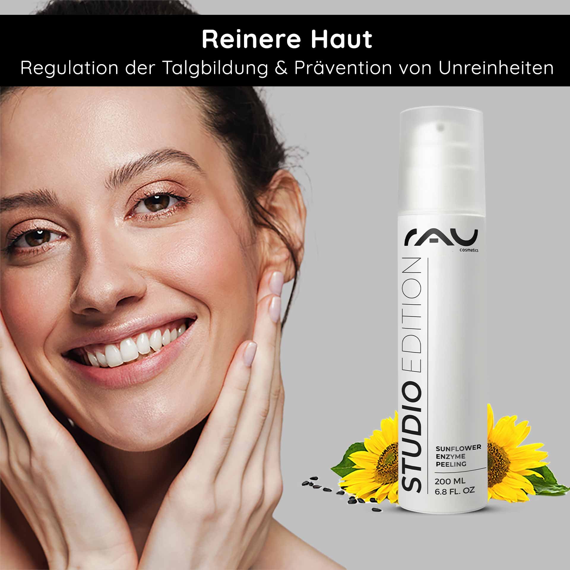 Frau mit strahlendem Lächeln und gepflegter Haut, hält ihr Gesicht, neben einer Flasche RAU Cosmetics Sunflower Enzyme Peeling, umgeben von Sonnenblumen.