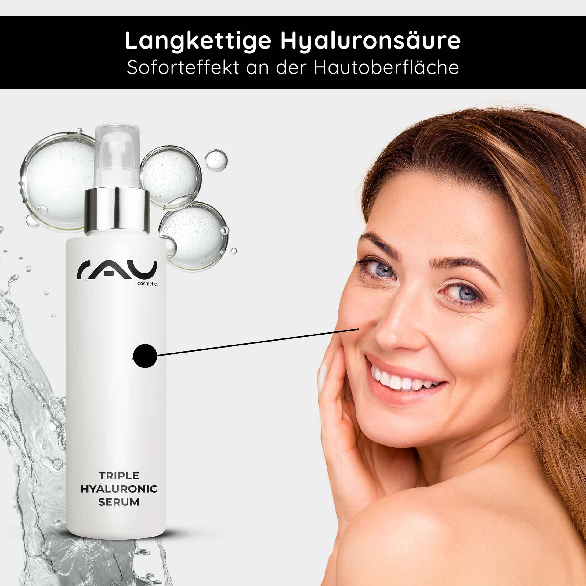 Triple Hyaluronic Serum 100 ml with Panthenol & Hyaluron Flasche des Triple Hyaluronic Serums von RAU Cosmetics mit feuchtigkeitsspendenden Hyaluronsäuretröpfchen und einer lächelnden Frau, die ihre Wange berührt und die Anti-Aging- und Feuchtigkeitsvorteile betont.