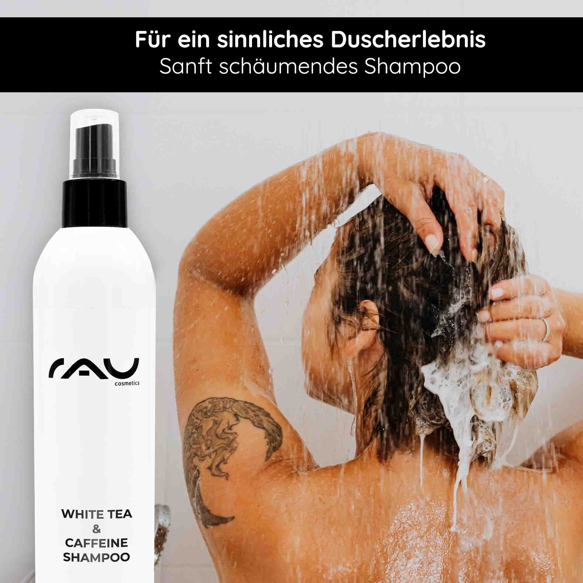Flasche mit RAU Cosmetics White Tea & Caffeine Shampoo, Person wäscht Haare unter Dusche, sanft schäumendes Shampoo für erfrischendes Duscherlebnis.