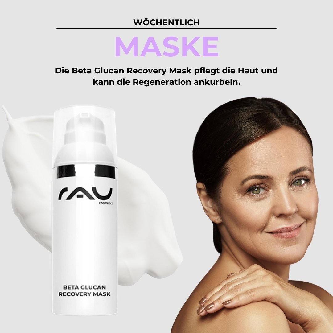 Frau mit reifer Haut lächelt neben der RAU Beta Glucan Recovery Mask, die in einem eleganten Flakon präsentiert wird, unterstrichen von einem sanften, cremigen Hintergrund.