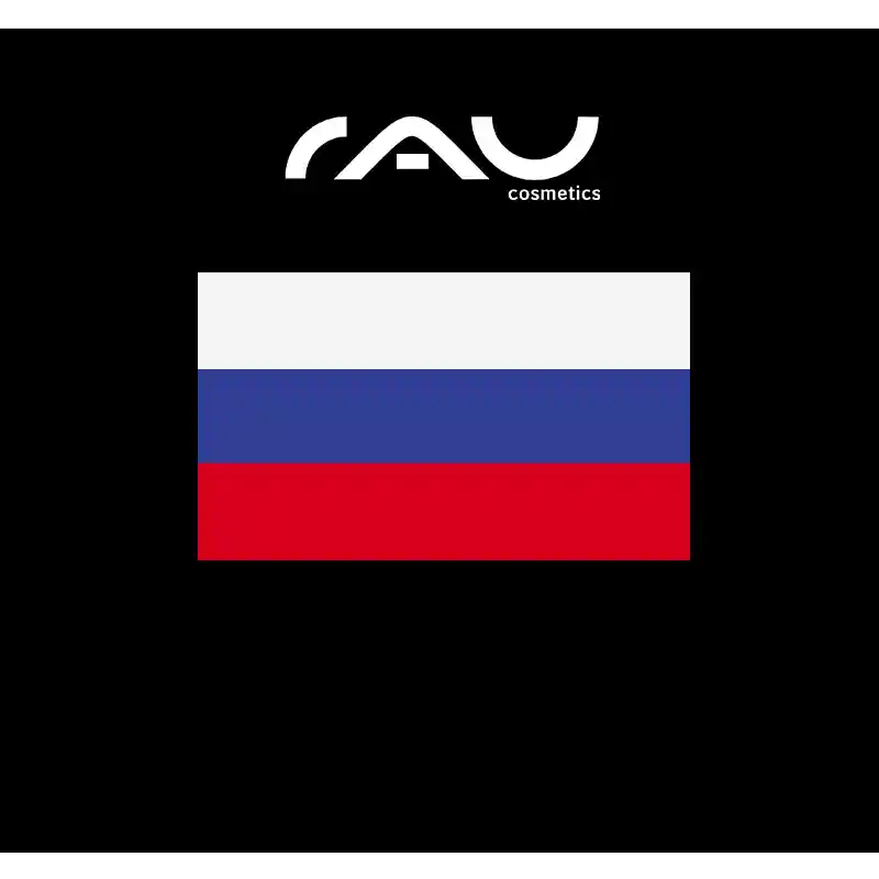 RAU_Cosmetics-Russland Das RAU Cosmetics-Logo über der russischen Flagge auf schwarzem Hintergrund repräsentiert die internationale Präsenz der Marke.