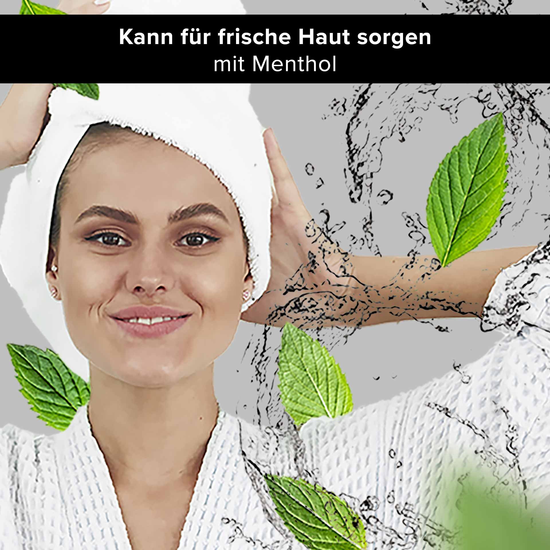 Mujer con una toalla en la cabeza, sonriente y rodeada de hojas de menta fresca y gotitas de agua, simbolizando el cuidado refrescante de la piel con mentol de RAU Cosmetics.