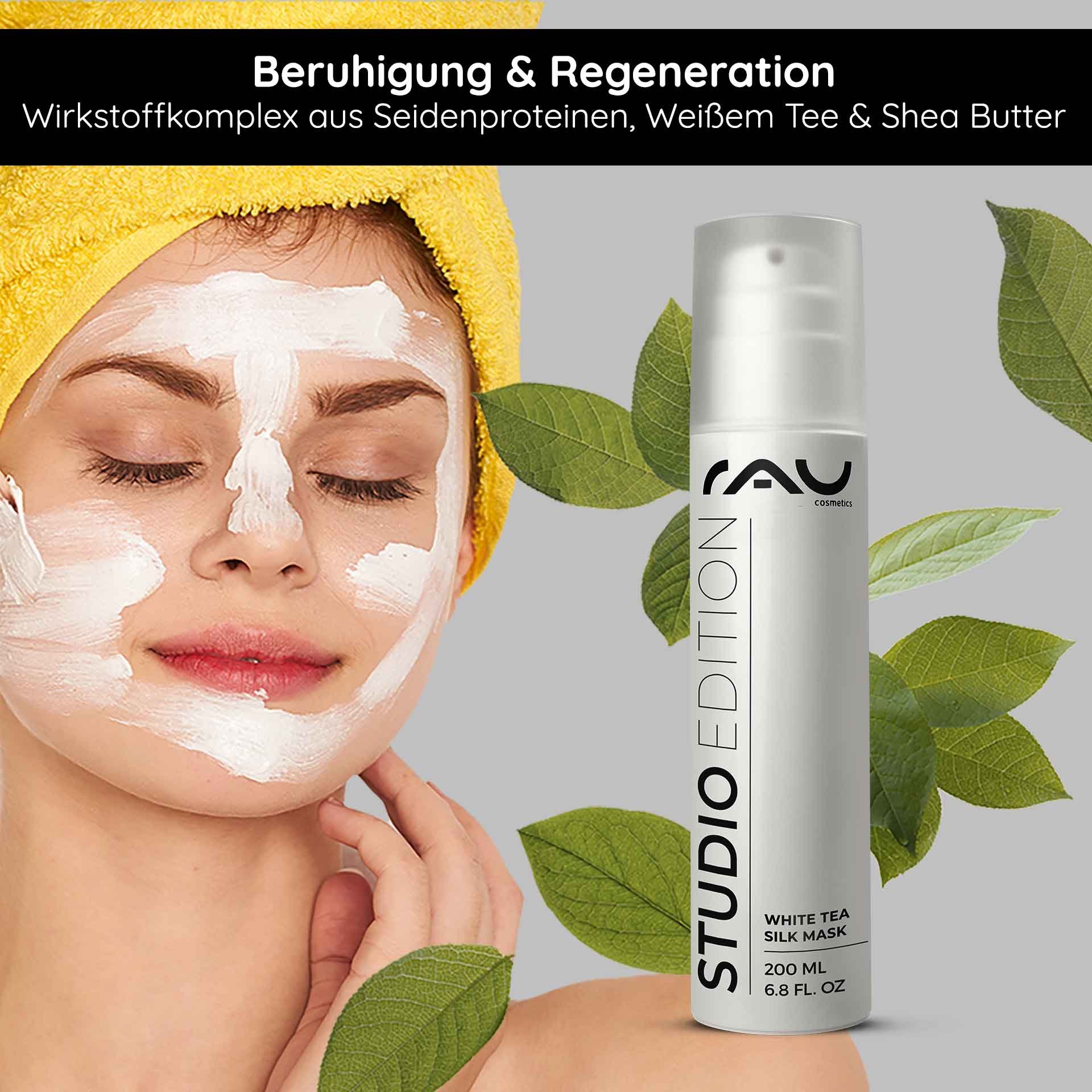 Frau mit Gesichtsmaske aus Weißem Tee und Seidenproteinen, entspannend mit Hand am Hals, umgeben von grünen Blättern und Produktflasche der RAU White Tea Silk Mask, betont Hautpflege und Regeneration.