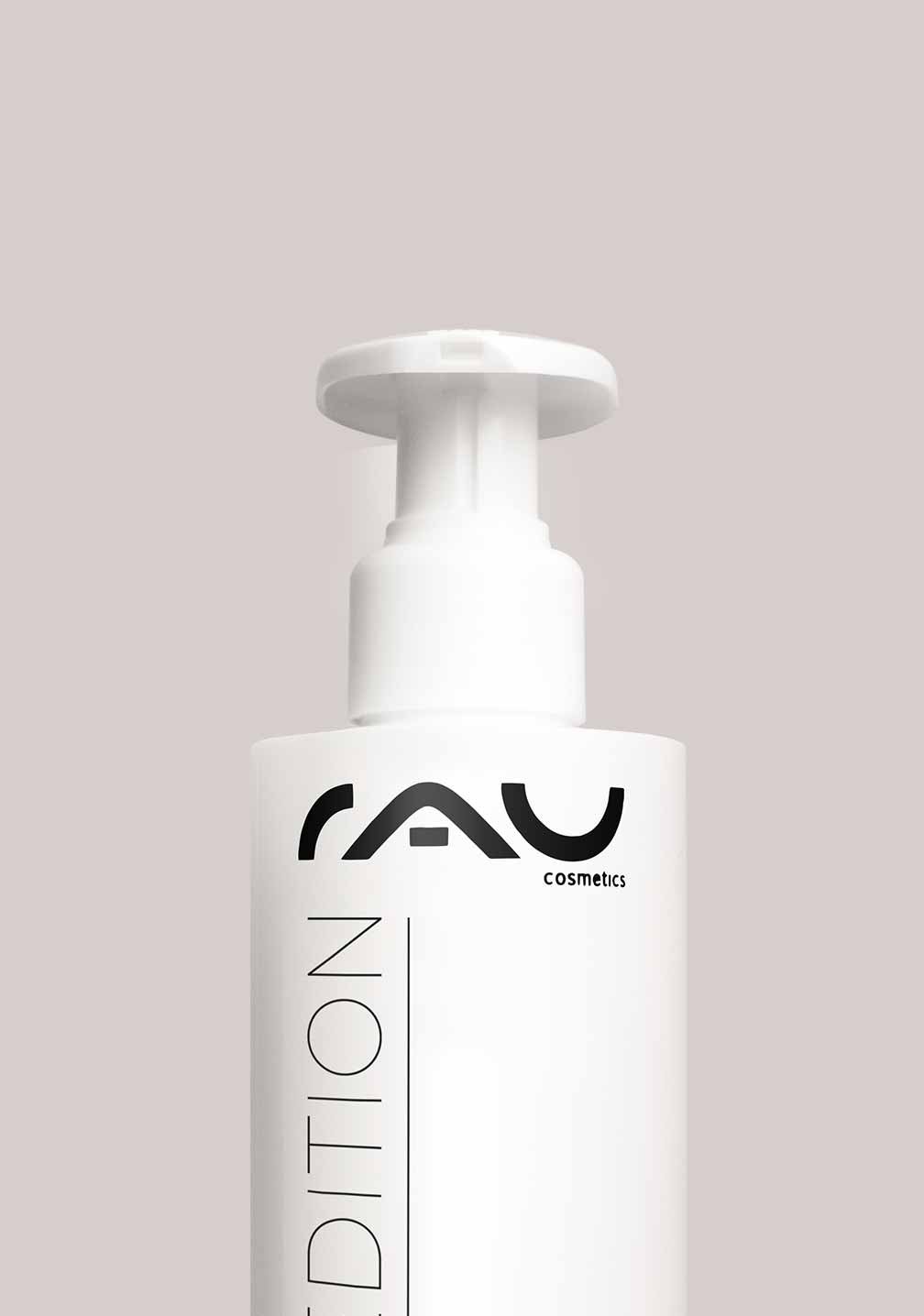 RAU Cosmetics weißer Kosmetikflasche mit Pumpe für sanftes Gesichts- und Körperpeeling.